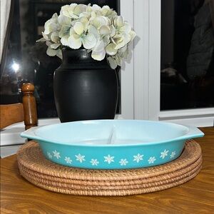 Pyrex Vintage 1956-1967 turquoise “Snowflake” divided glass baking dish (no lid)